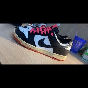 Nike women’s dunks pink and black color way. Nice shoe nothing wrong with them.